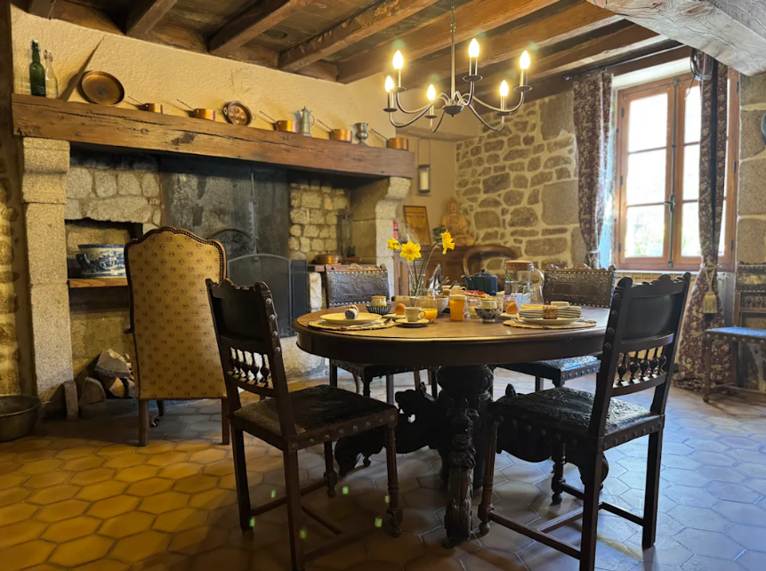 breakfast in the rustic kitchen 1800